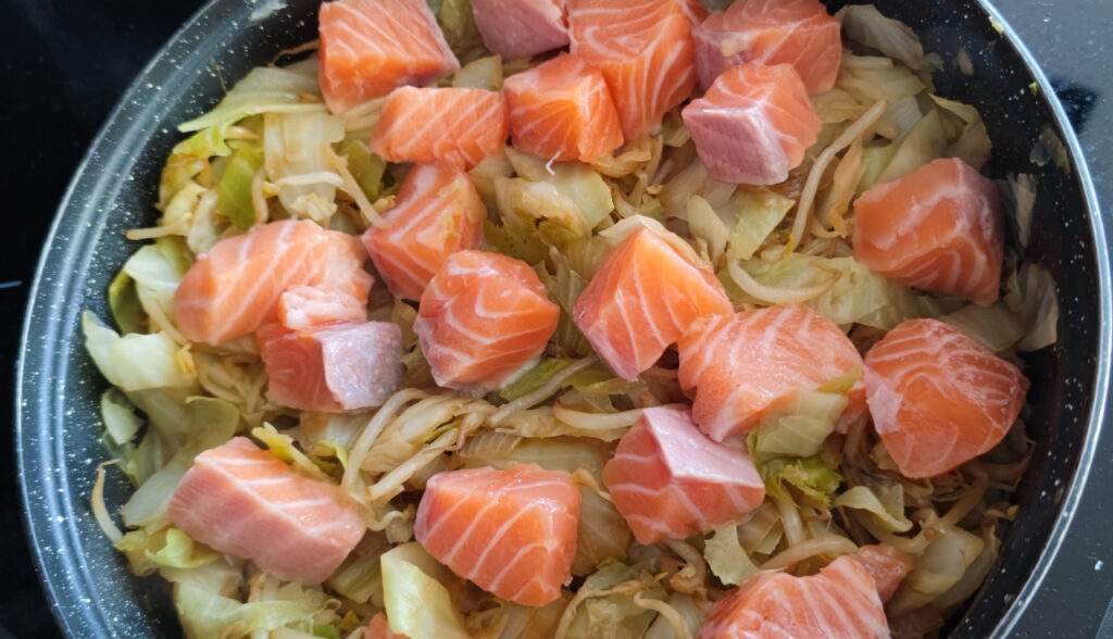 ajouter le saumon au chou
